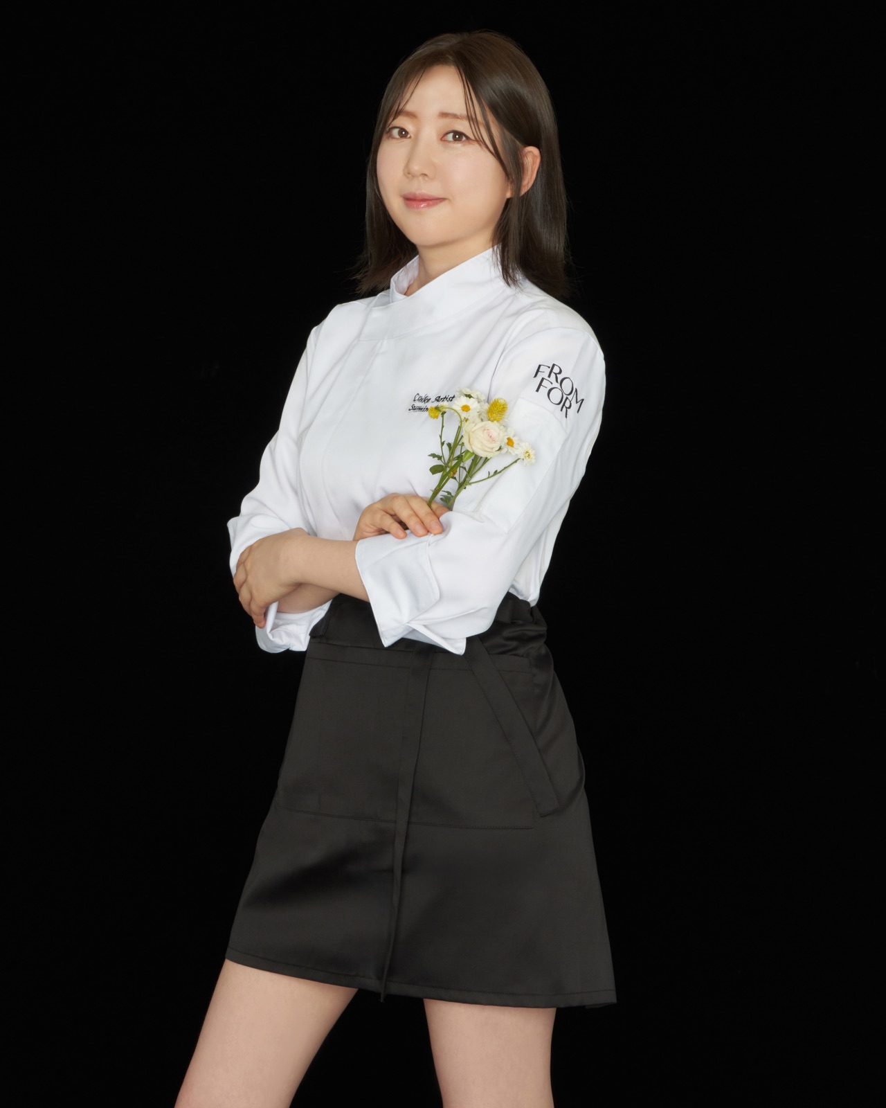 FROMFOR 로고가 새겨진 셰프복을 입은 케이크 아티스트